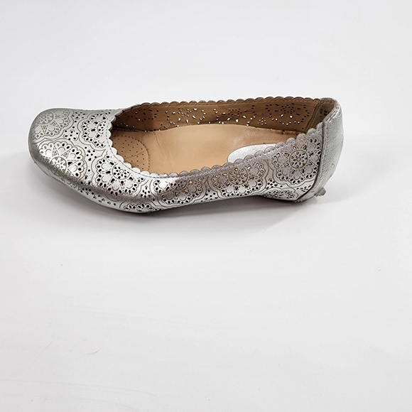 Women's 8 B Earthies Bindi Silver Leather Ballet Flat Shoes Loafer Perforated - Picture 3 of 13